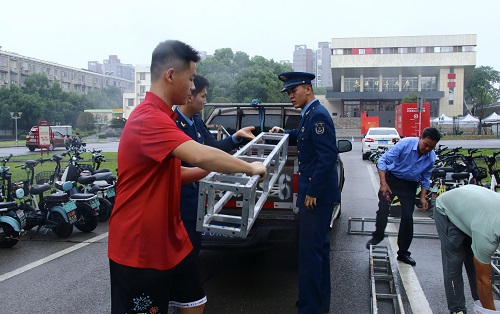 退伍复学员工和新生一起协助建造迎新铁架.jpg