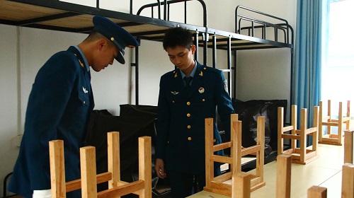 退伍复学员工义务协助新生整理宿舍.jpg